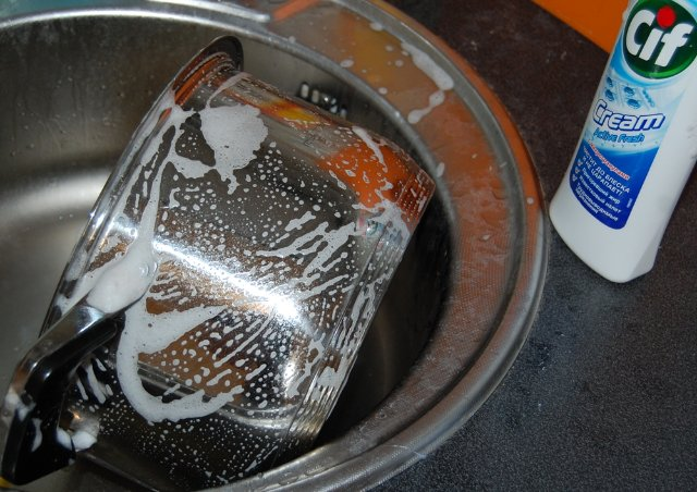 Отмыть алюминиевую посуду от старого жира